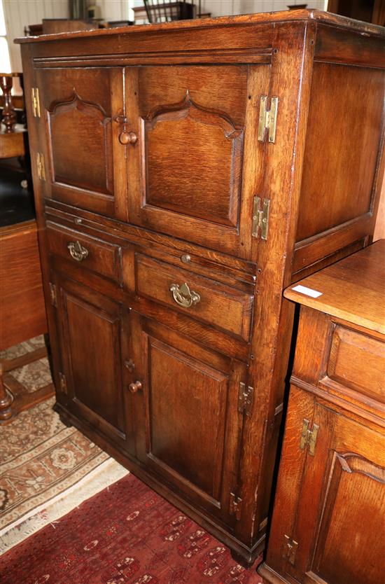 Oak panelled cabinet(-)